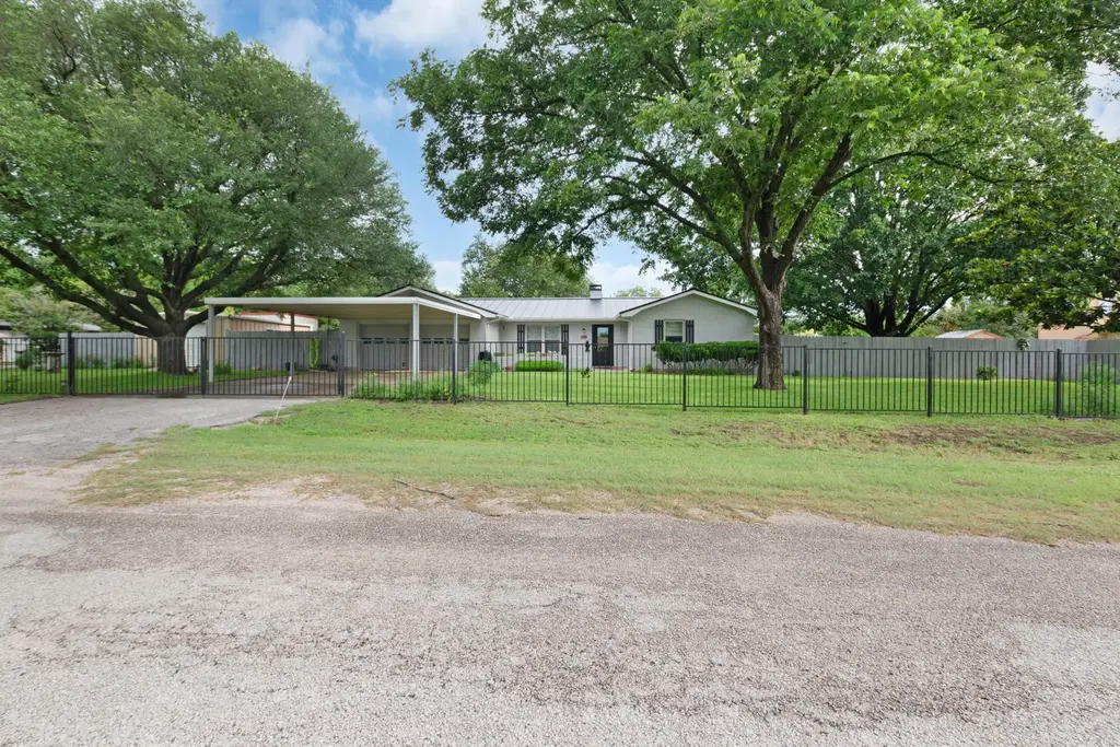 310 Cardinal Lane, Burnet