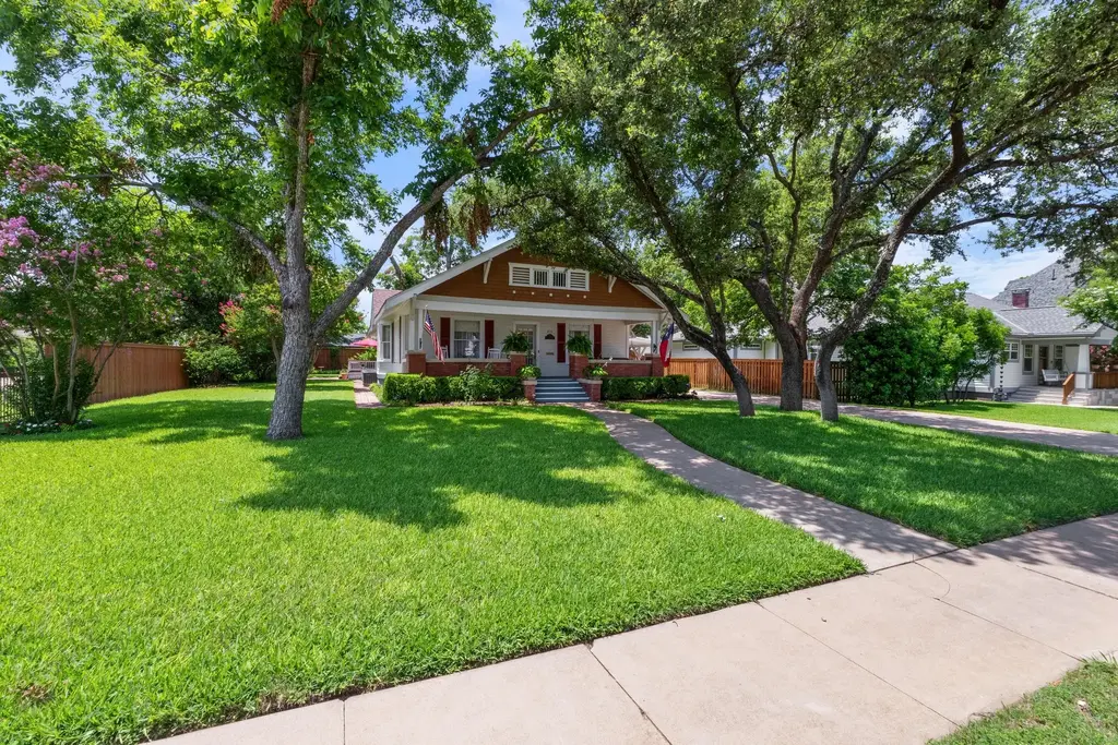 810 E University Avenue, Georgetown
