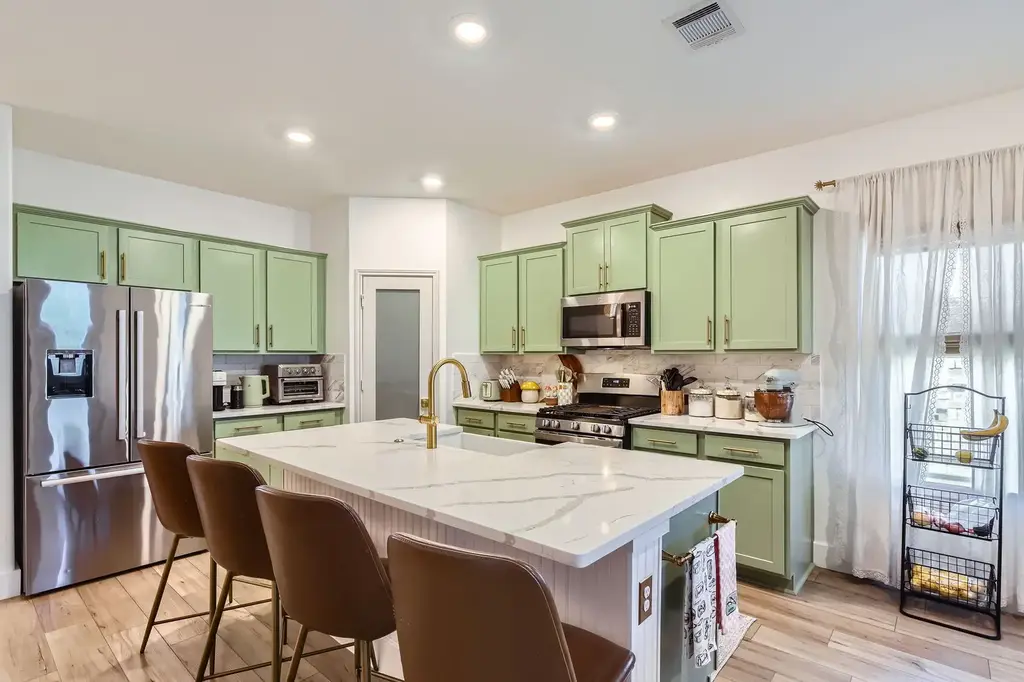 261 Mendoza, Kyle