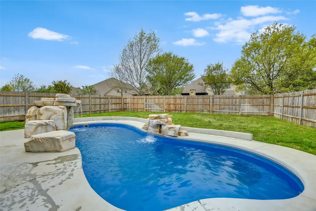529 Oyster Creek, Buda