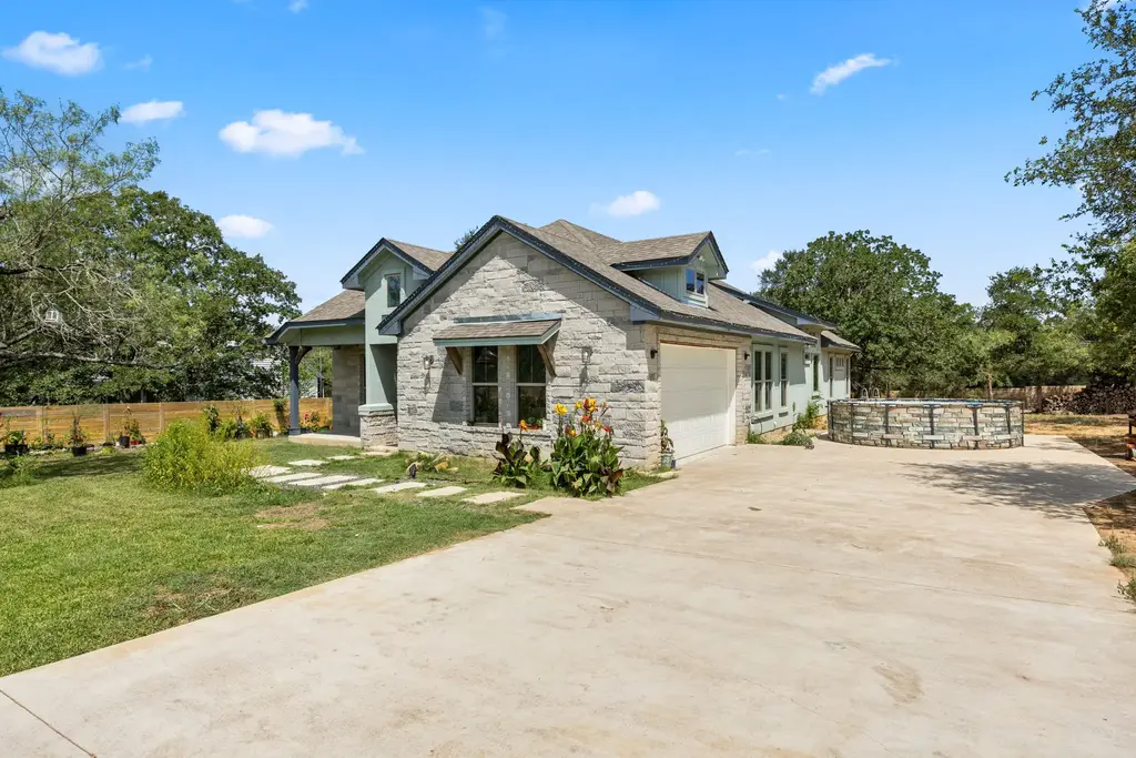 390 Riddle Road, Cedar Creek