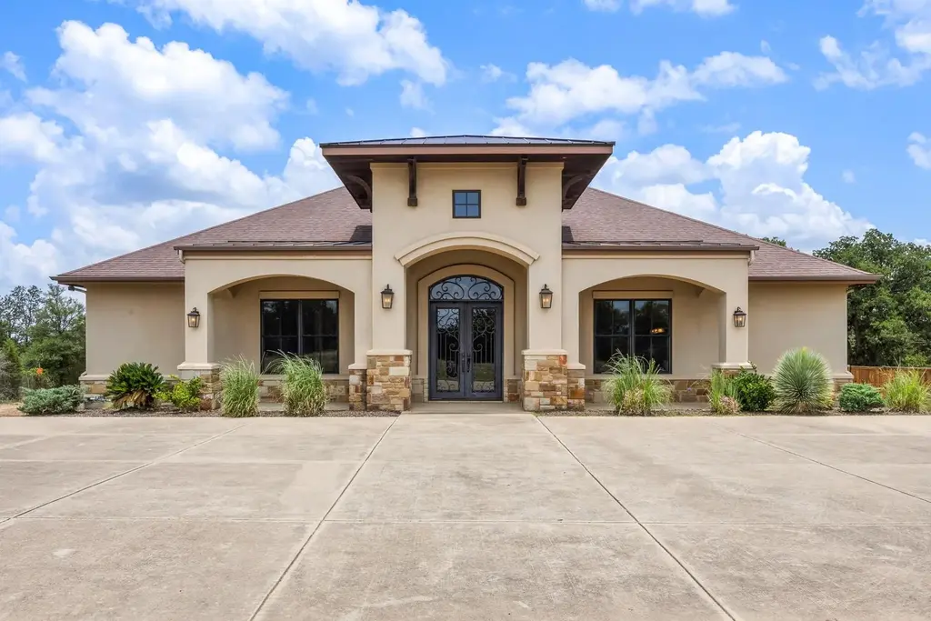 105 Applewood Drive, Cedar Creek
