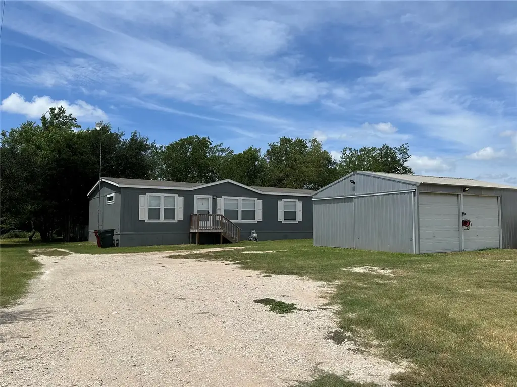 815 Track Road, Dale