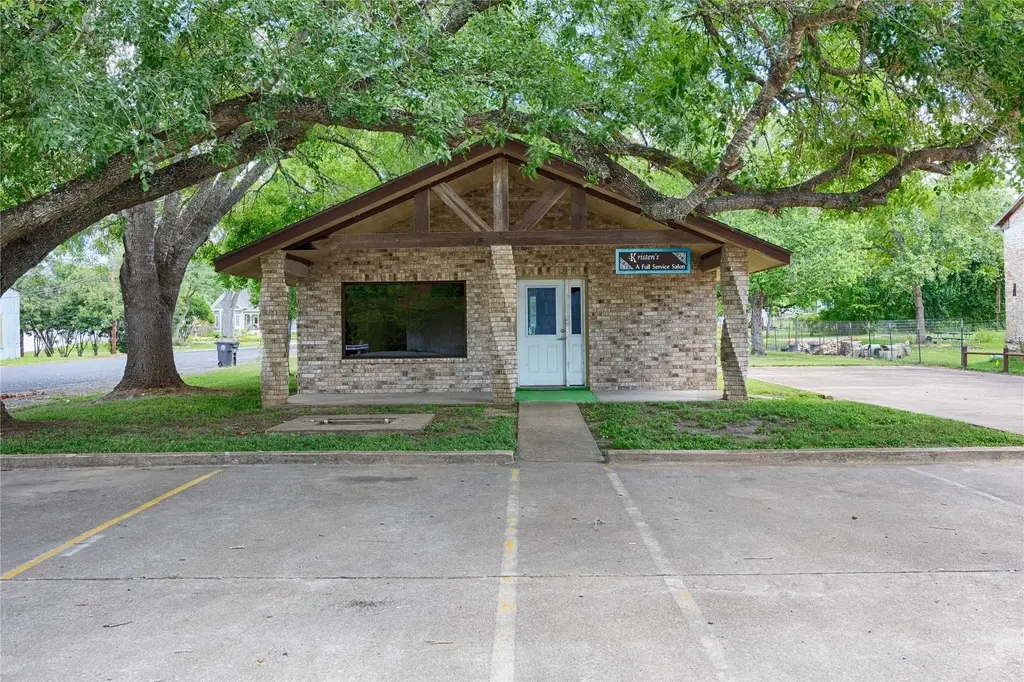 737 N Main Street, Schulenburg