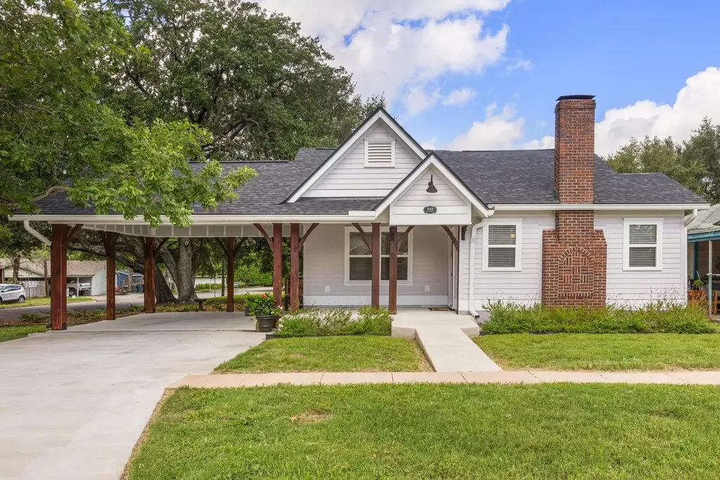 522 S Walnut Avenue, Luling