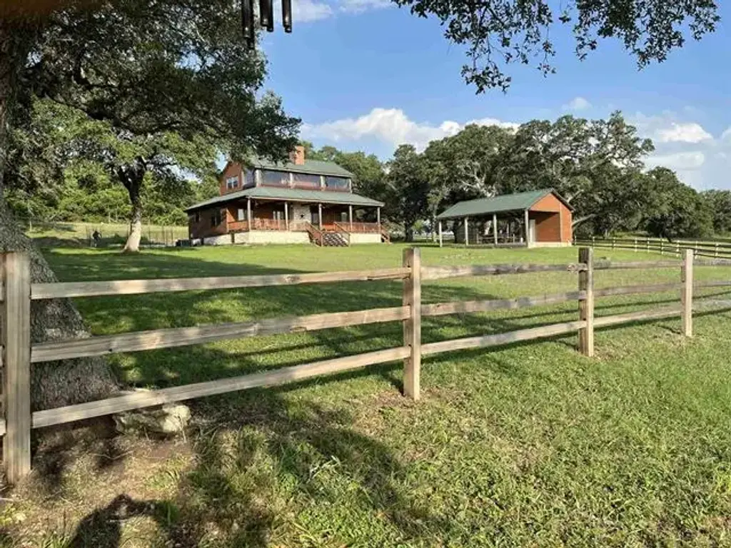 534 Scotts School Road, Flatonia