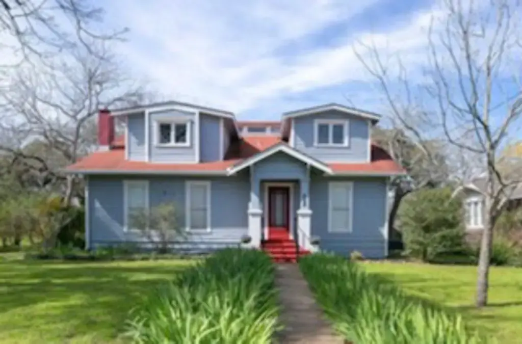 423 S Main Street, Lockhart