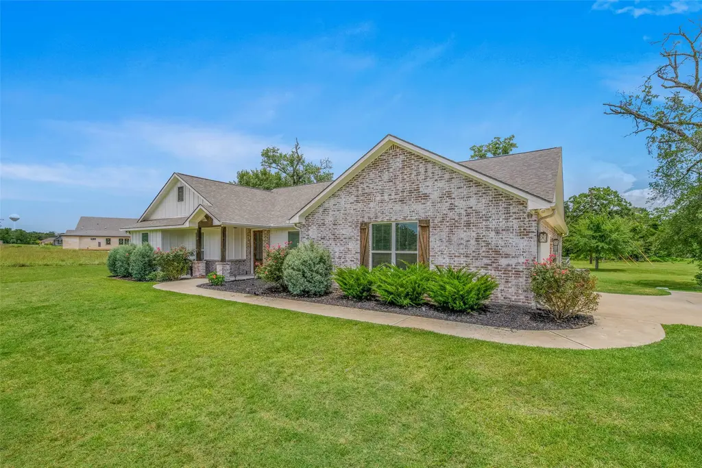 9868 Albert Drive, Iola