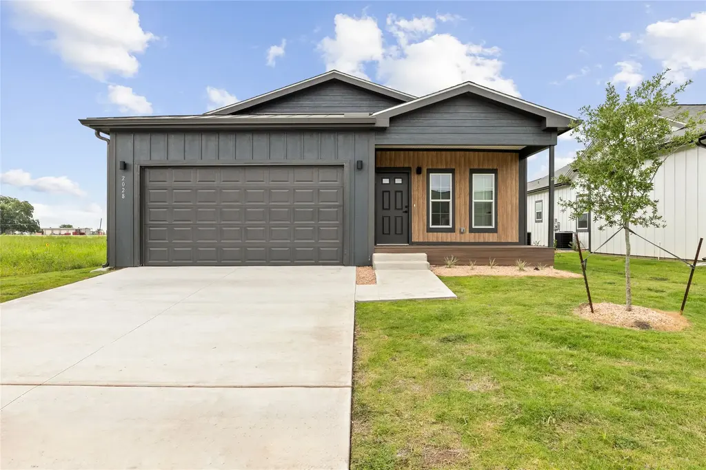 2028 Applewood Drive, Lockhart