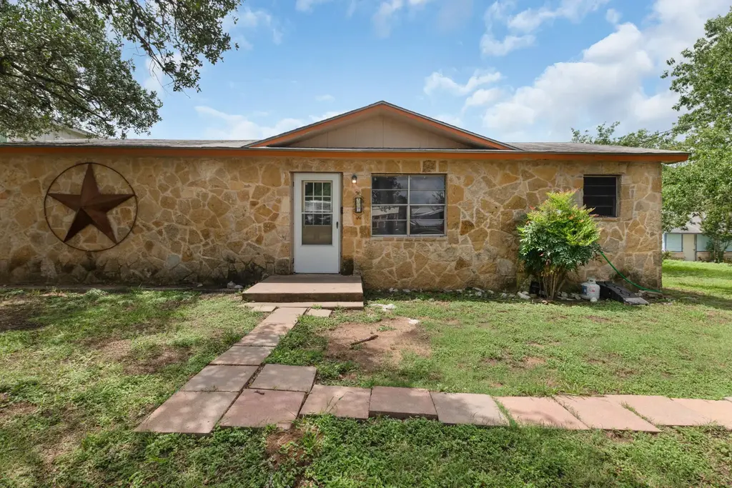 405 E Brier Lane, Burnet