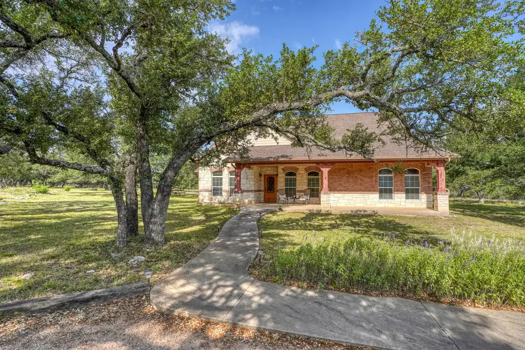 1050 Twisted Oak Drive, Horseshoe Bay