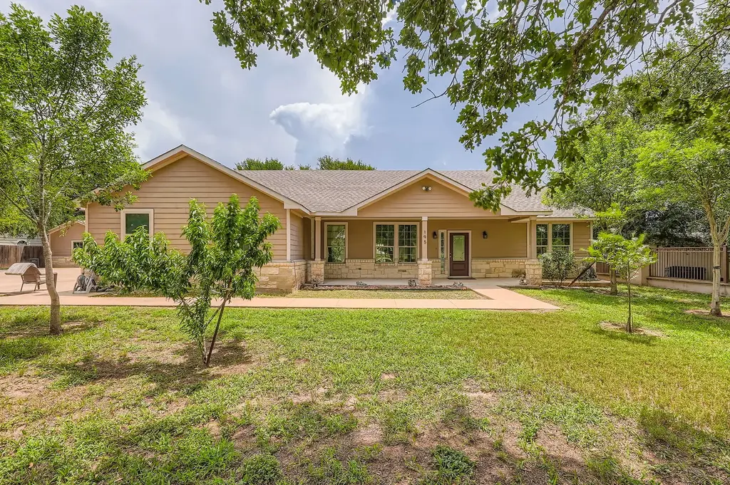 195 Heritage Oaks Drive, Cedar Creek