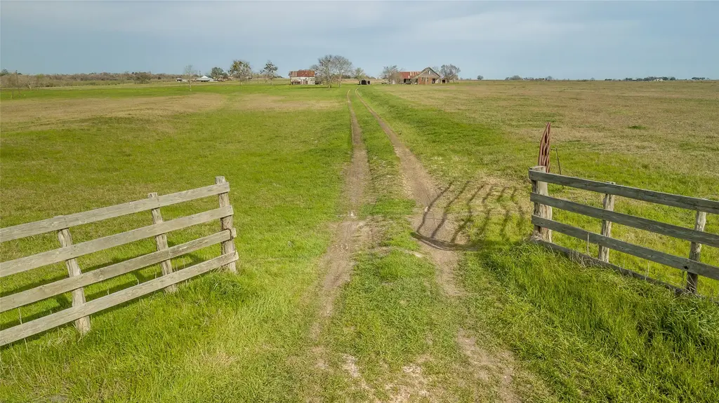 Tract 6 County Road 359a, Shiner