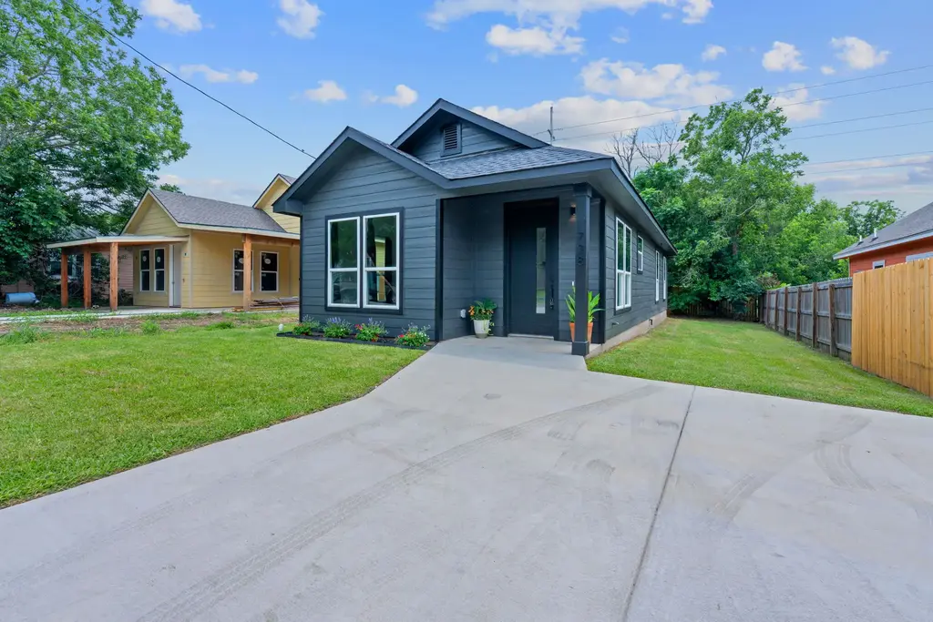 738 Chihuahua Street, Lockhart