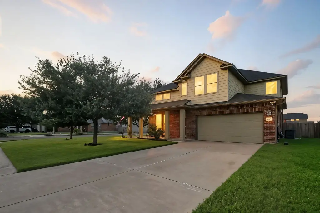 1661 Twin Cove, Kyle