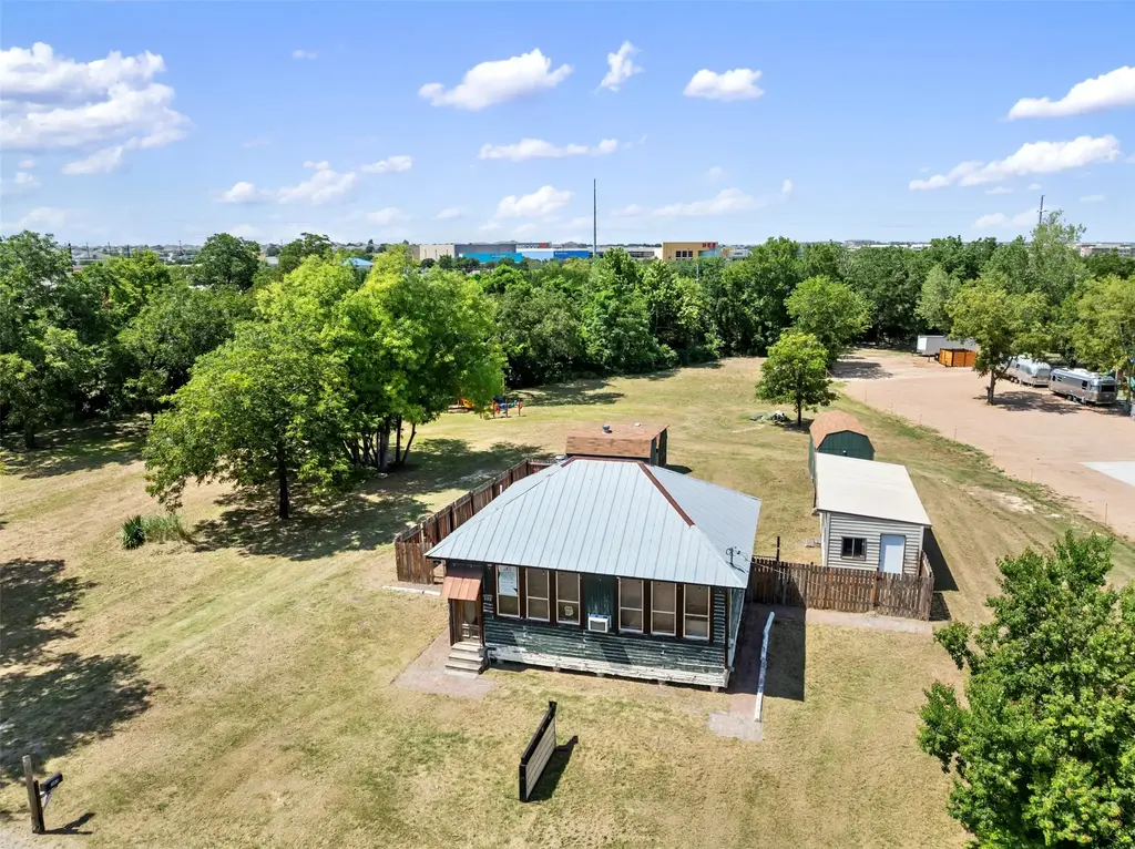 303 W Broade Street, Leander