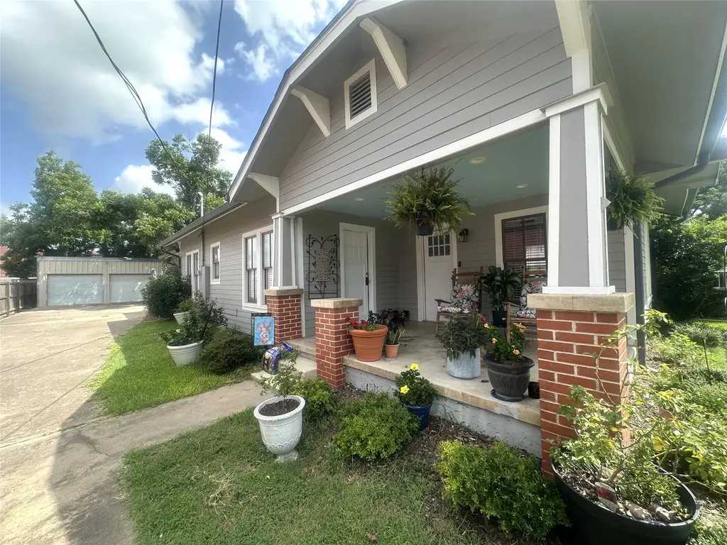 129 E Crockett Street, La Grange