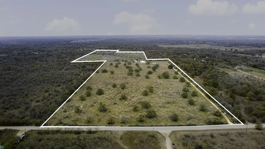 2124 Bugtussle Lane, Luling