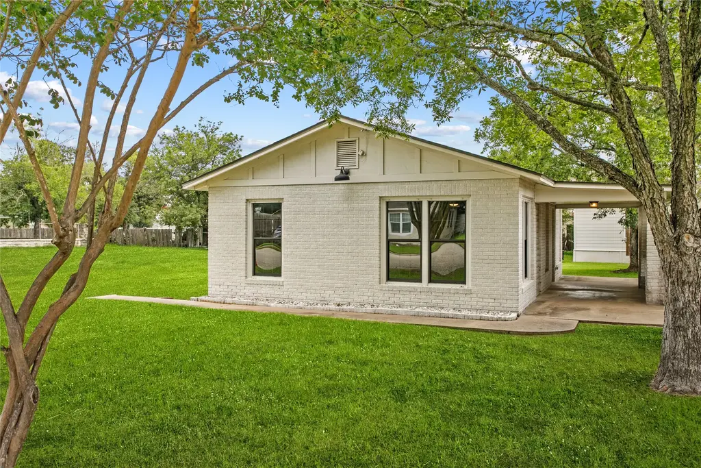 875 E Brenham Street, Giddings