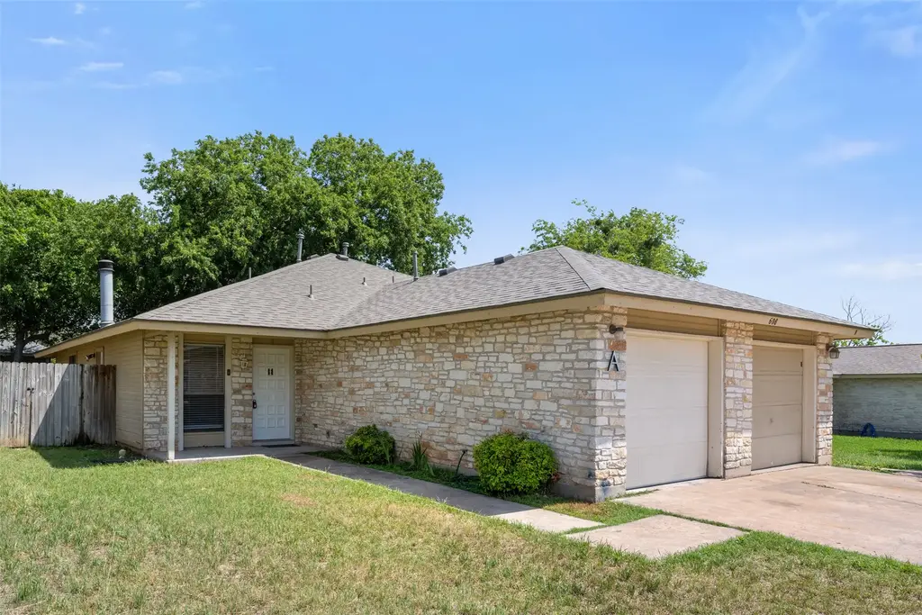608 Country Aire Drive A, Round Rock