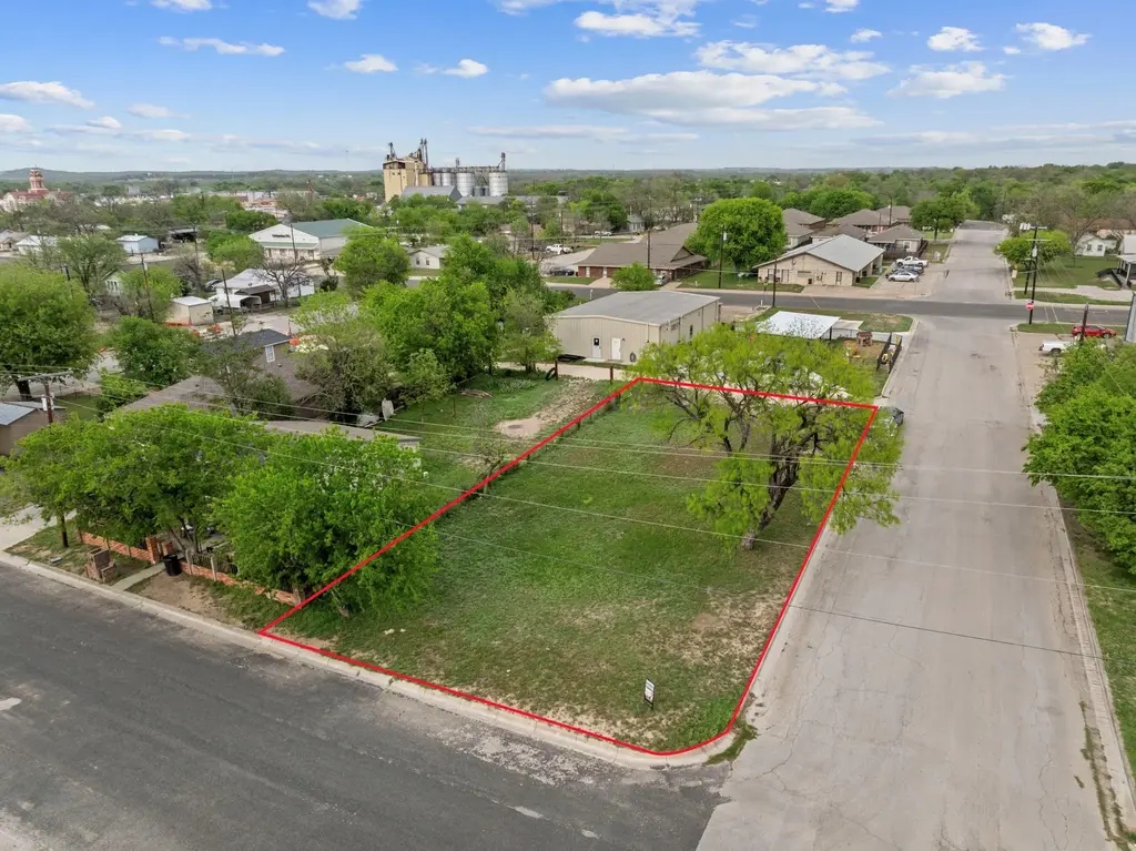 807 S Main Street, Lampasas