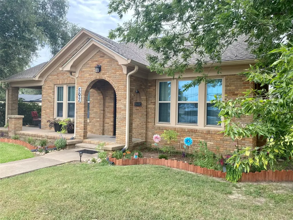 592 E Hempstead, Giddings