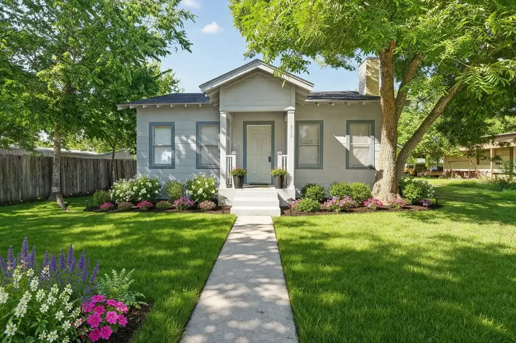 513 San Marcos Highway, Luling