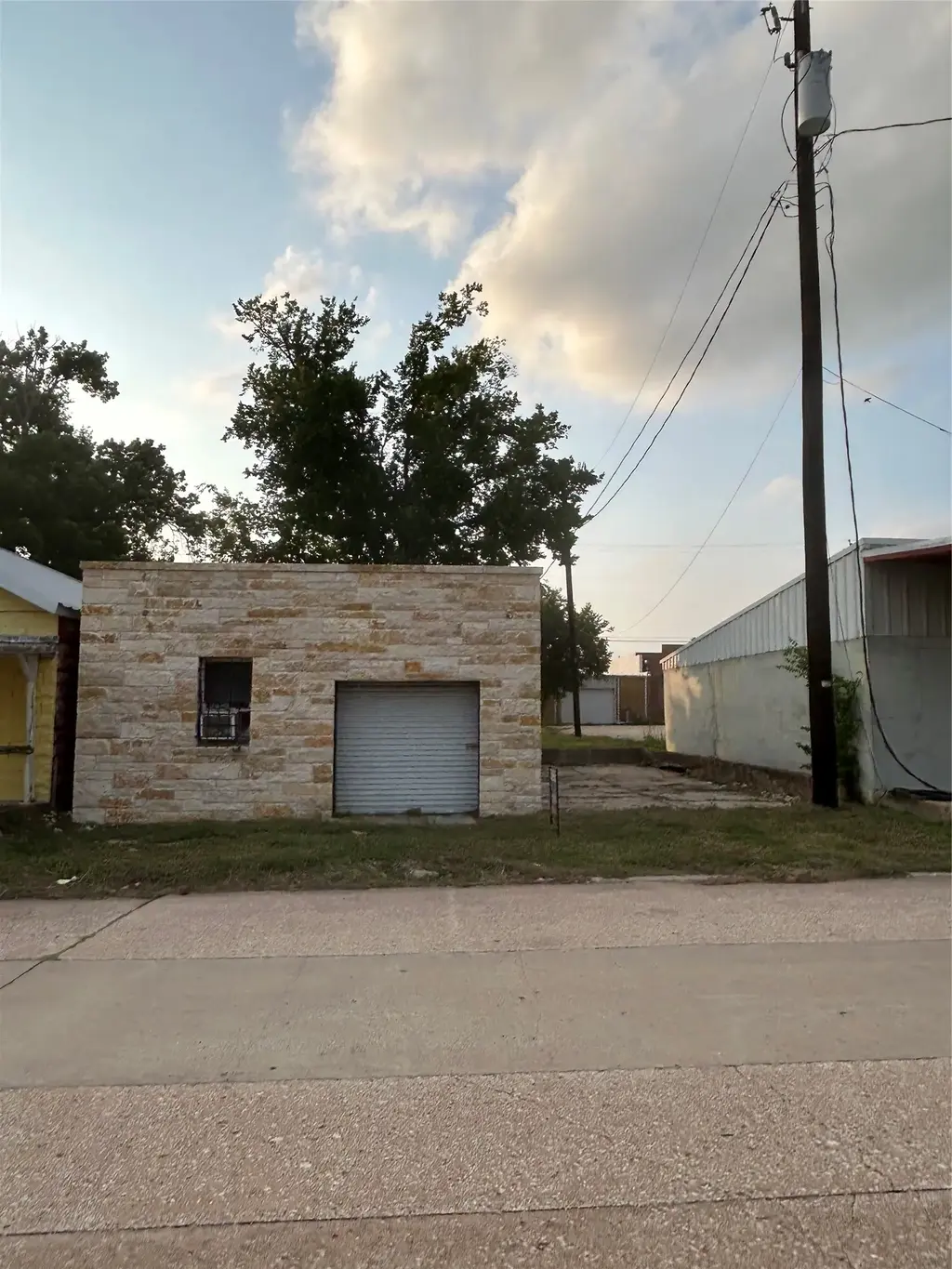 122 W Milam Avenue, Rockdale