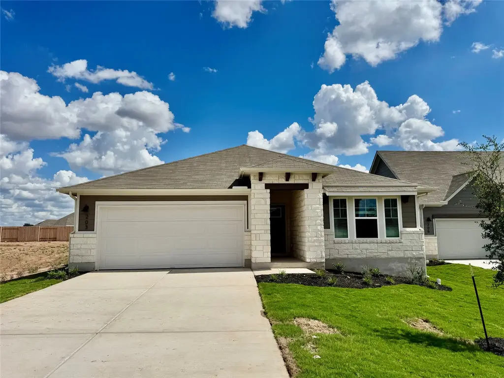 203 Coopers Hawk Crest, Cedar Creek