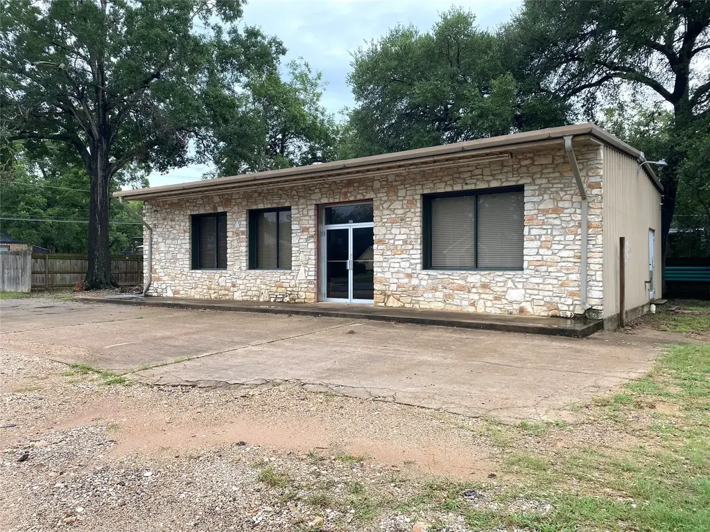 301 Bishop Street, Smithville
