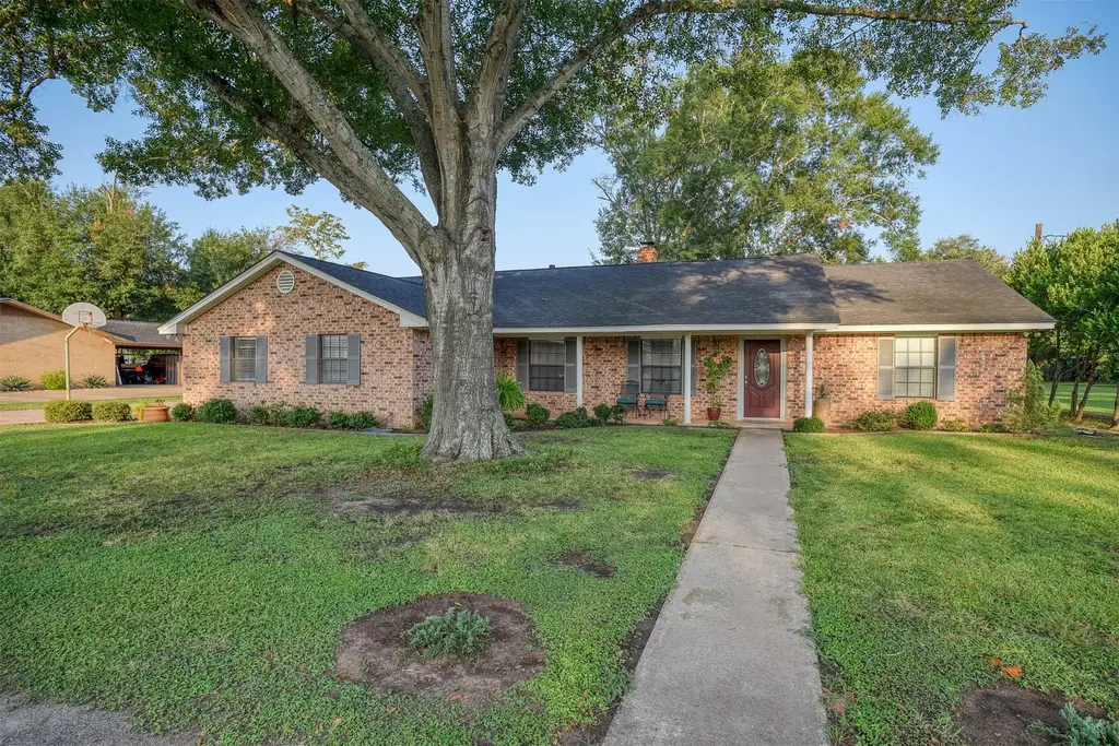 1001 Charleston Boulevard, Smithville