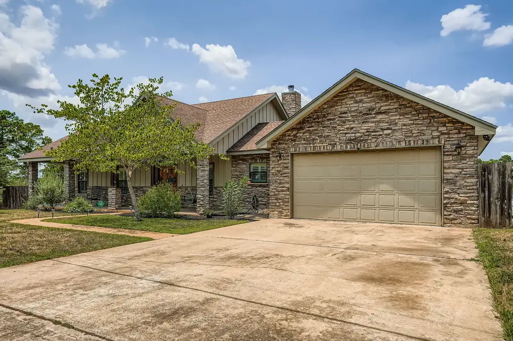 296 Makaha Drive, Bastrop