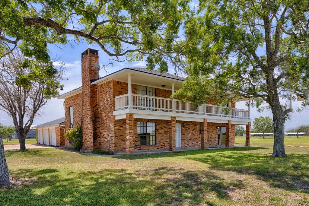 2745 Holub Road, Schulenburg