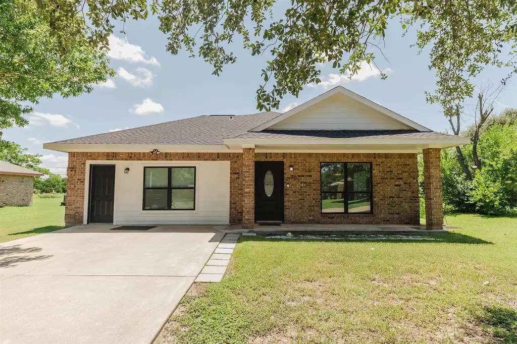 107 Silver Fox, Waco