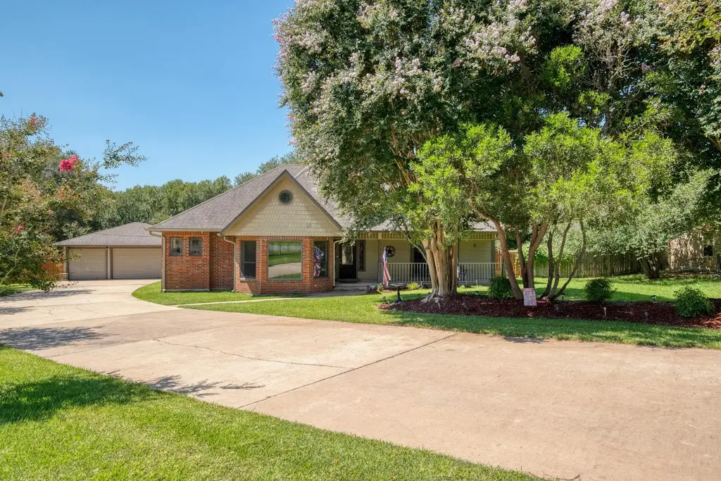 170 Oak Creek Circle, Luling