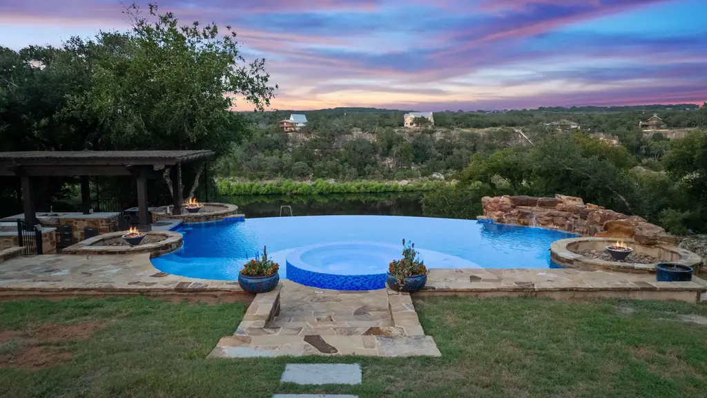 1325 Likeness Road, Spicewood
