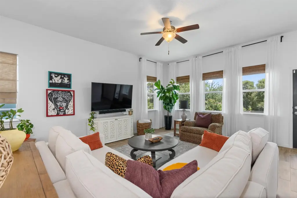 9905 Dalliance Lane, Manor