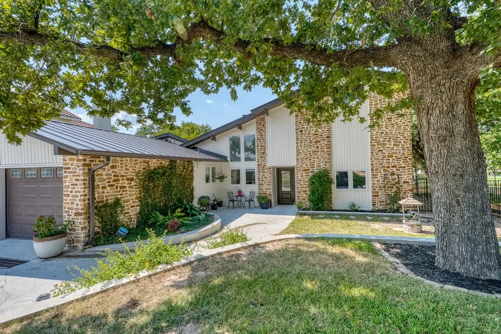 202 N Big Spur, Horseshoe Bay