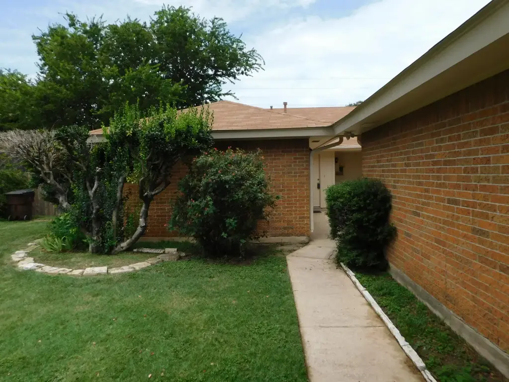 806 Country Aire Drive A, Round Rock