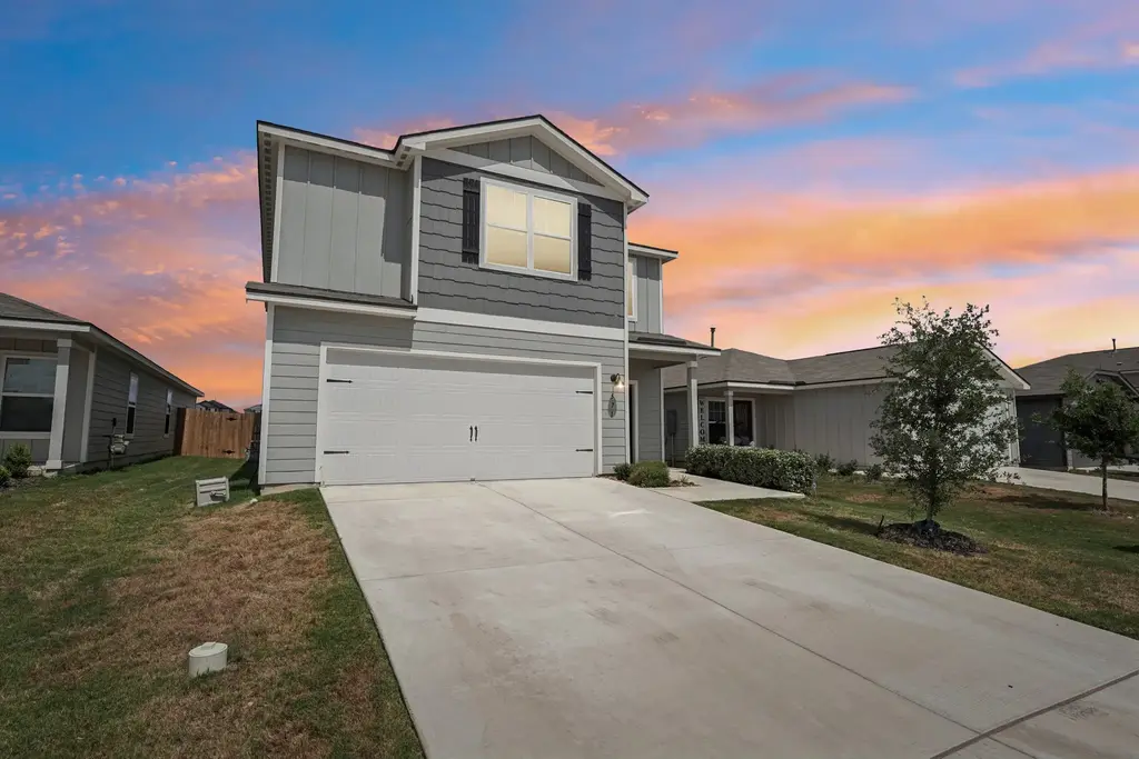 571 Aplite Pass, Maxwell