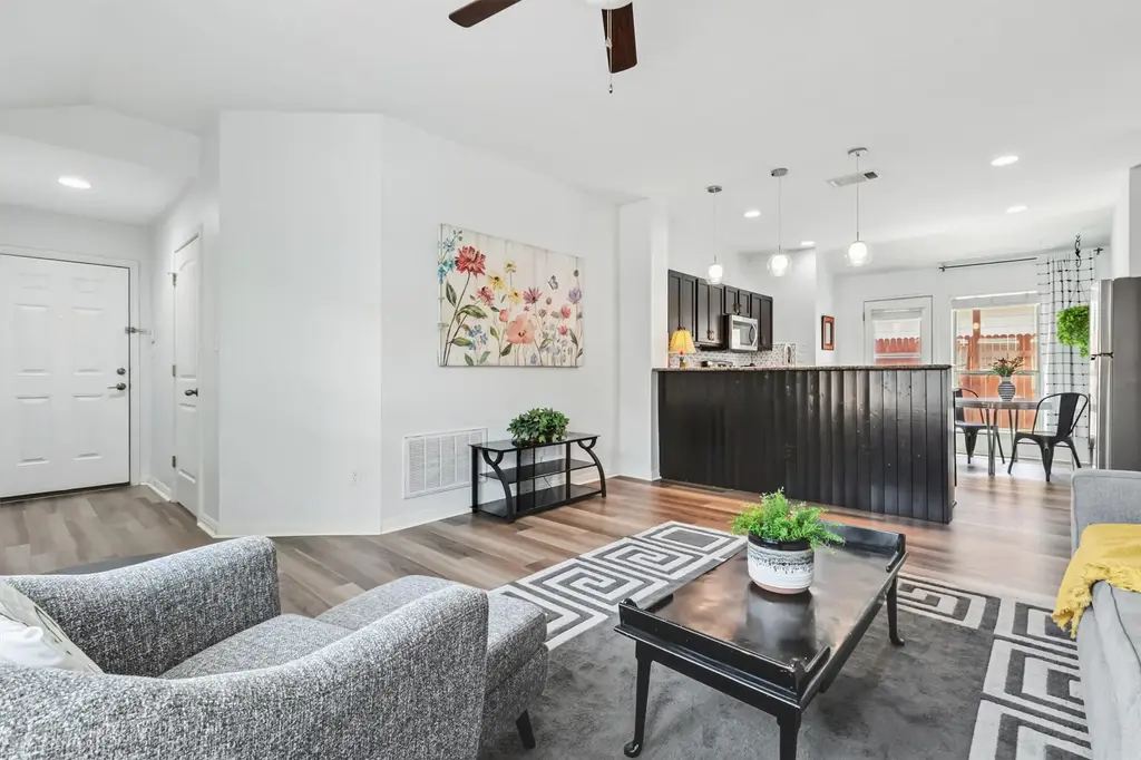 13001 Tinker Street, Manor