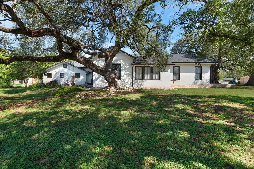 106 S Howe Street, Lampasas
