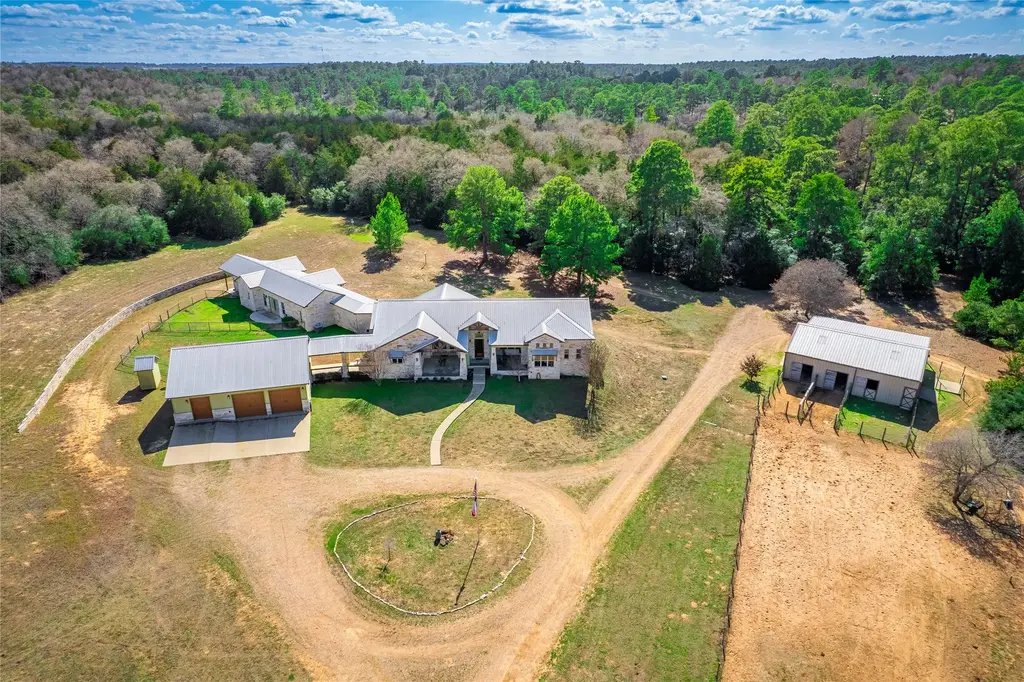 335 La Reata Trail, Smithville