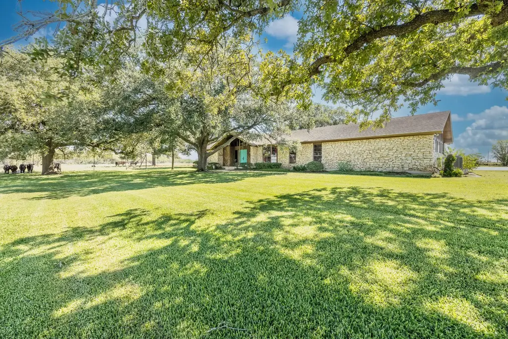 2405 County Road 239, Gonzales