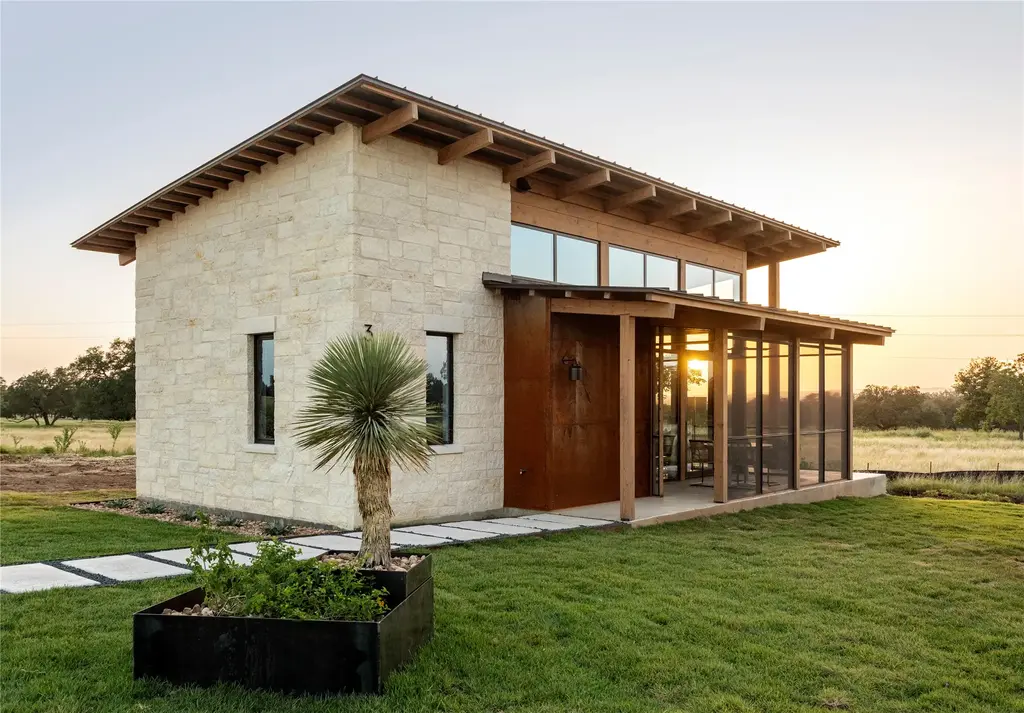 9361 W Us Highway 290 8, Hye