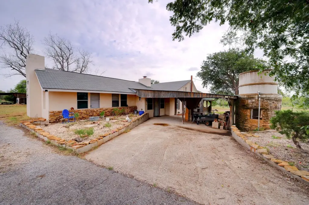 4598 State Highway 173 N, Devine