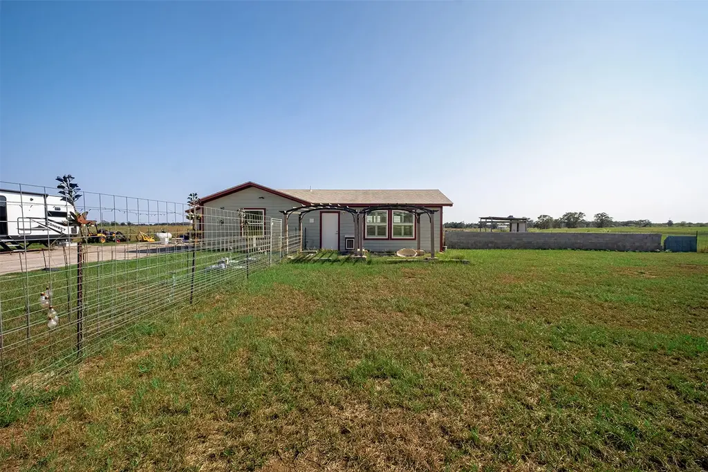 142 Zimmerhanzel Road, Flatonia