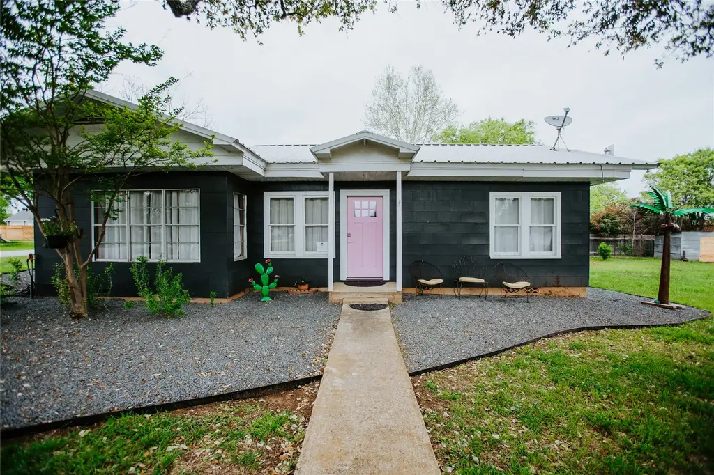 604 W Pecan Street, Johnson City