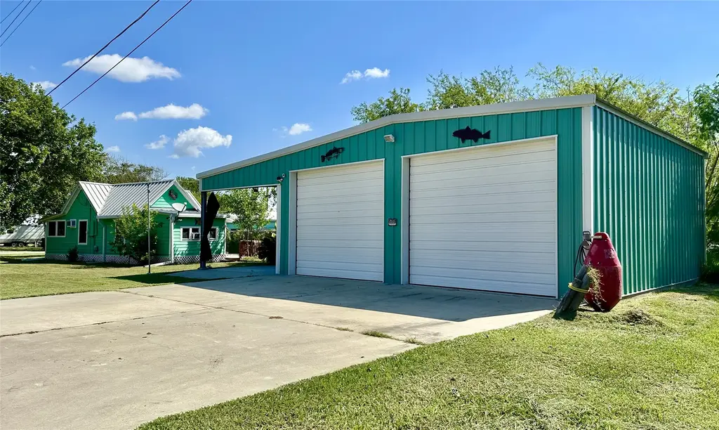 302 E Dallas Avenue, Seadrift