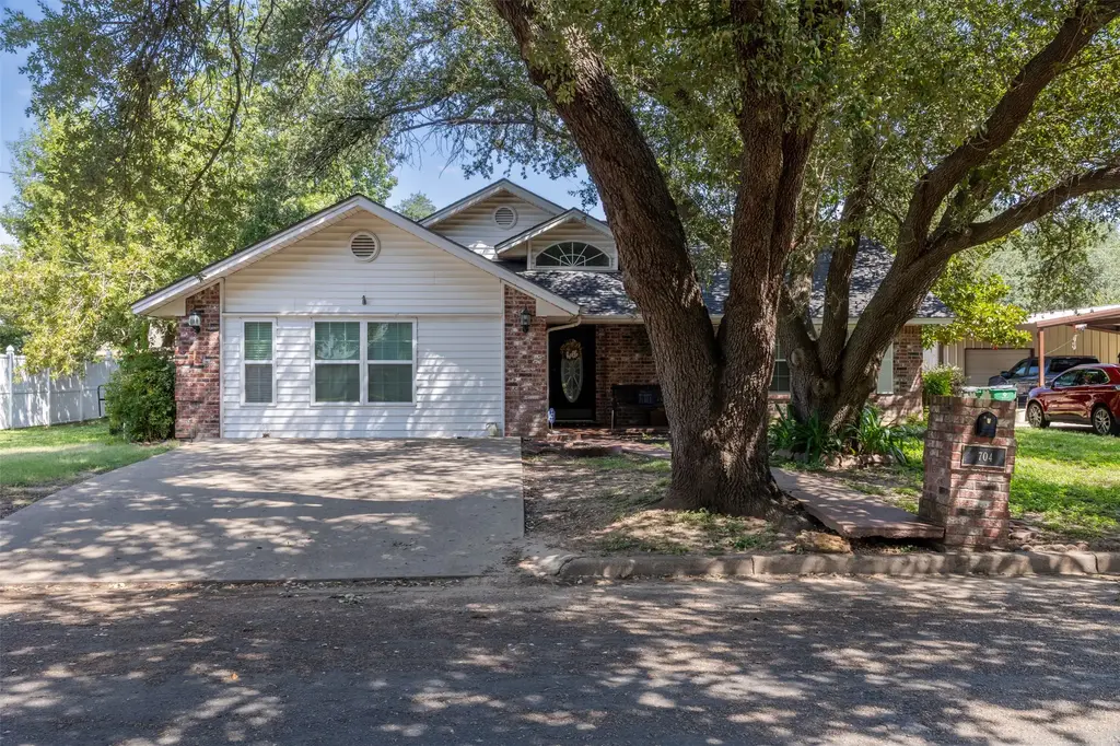 704 E 16th Street, Cameron